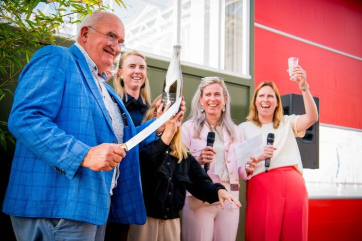 Looye opent officieel nieuwe kas Burgerveen